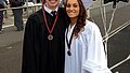 Foto von einem jungen Frau und einem jungen Mann beim Highschool-Abschluss