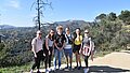 Workcamp-Teilnehmende wandern durch die Hollywood-Hills
