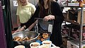2 Frauen verteilen Essen n der Küche des St. Francis Center L.A.